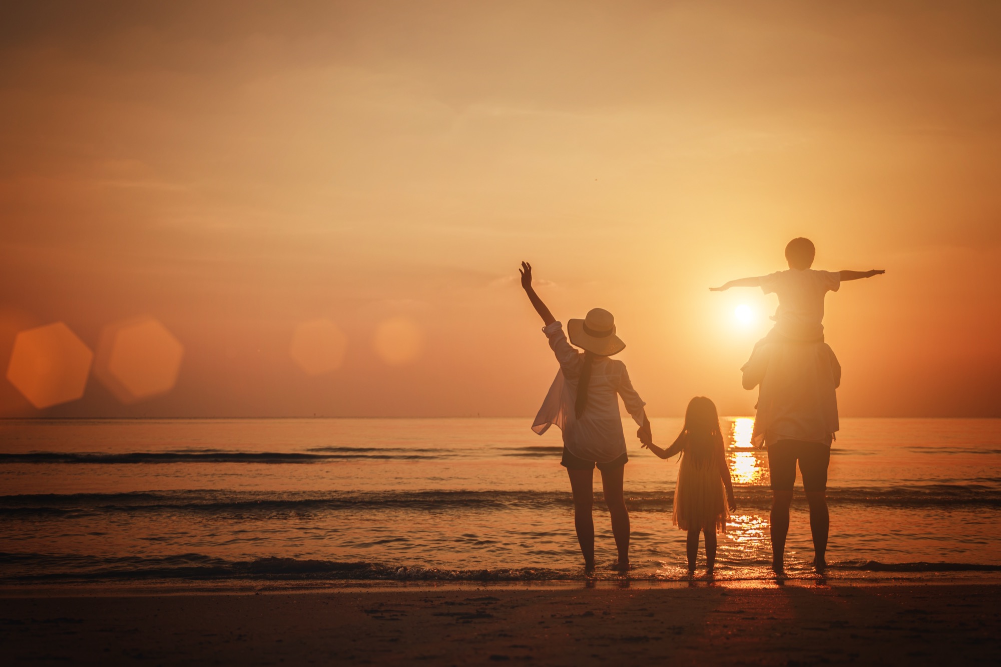 Familia al atardecer en la playa
